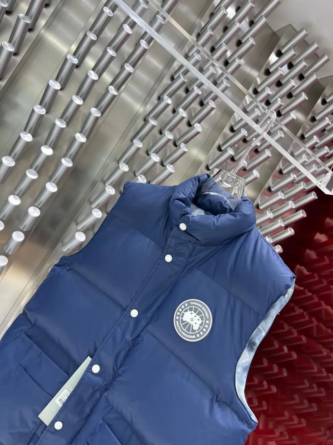 P440 2025 Autumn and Winter New 🆕Down Jacket Original 1:1 customized hardware accessories are all imported and original customized. Counter comparisons are welcome. Absolutely high quality. Made of top 90 white duck down. Super soft. Filled with fluffy and full feathers. Super heavy workmanship. Fabric workmanship. 👍Perfect version. Note⚠The fabric is super comfortable. Exclusive model. Non-market goods. Same sizes for men and women: XS～XXL.
